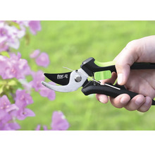 Záhradné nožnice držané v ruke