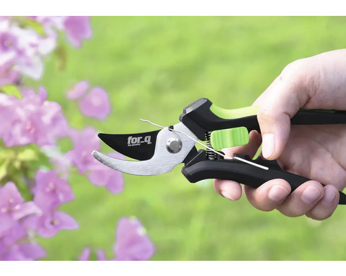 Záhradné nožnice držané v ruke