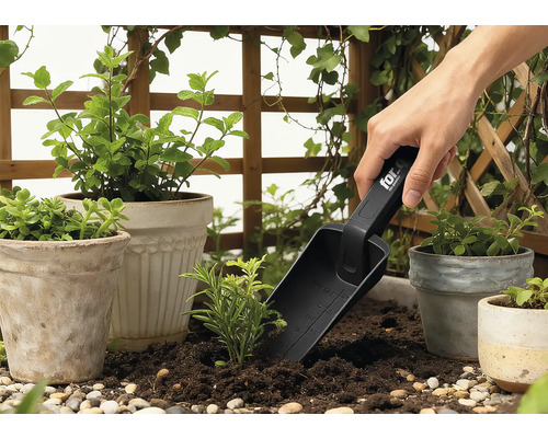 Záhradná scéna s kvetináčmi, okolitou zeleňou a osobou používajúcou sadzačku.