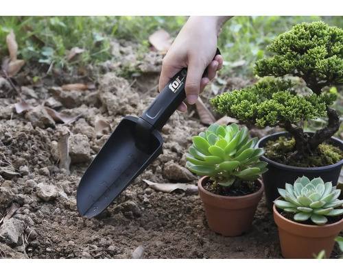 Záhradná lopatka s označením používaná vedľa rastlín v kvetináčoch.