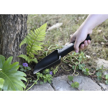 Záhradná lopatka používaná pri výsadbe v záhrade.