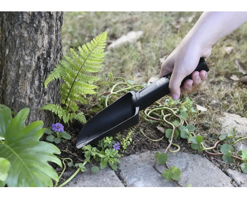 Záhradná lopatka používaná pri výsadbe v záhrade.