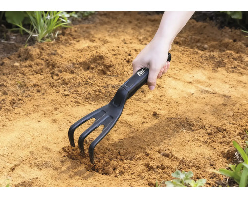 Záhradný kultivátor používaný v zemi