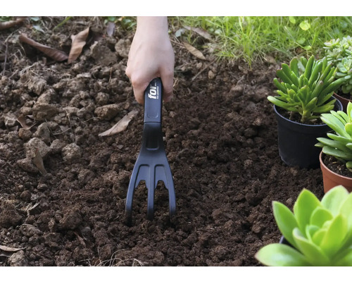 Záhradníctvo s kultivátorom v zemi