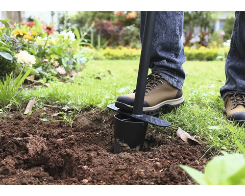 Záhradné náradie na sadenie cibuľovín v záhrade