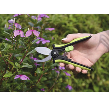 Záhradné nožnice pri práci na rastline