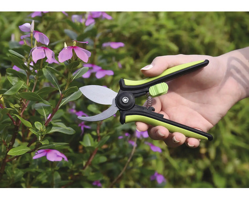 Záhradné nožnice pri práci na rastline