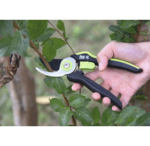 Záhradné nožnice používané na konár s listami, značka for.q.