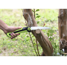 Ručná pílka na konáre pri rezaní konára