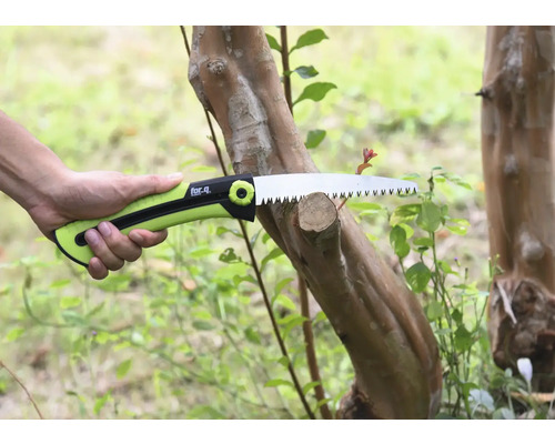 Ručná pílka na konáre pri rezaní konára