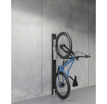 Bicykel pripevnený k nástennému držiaku
