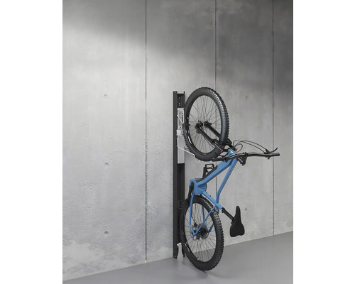 Bicykel pripevnený k nástennému držiaku