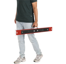 Muž nesie nivelačnú tyč