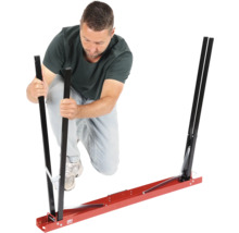 Muž montuje montážnu pomôcku pre autosklá.