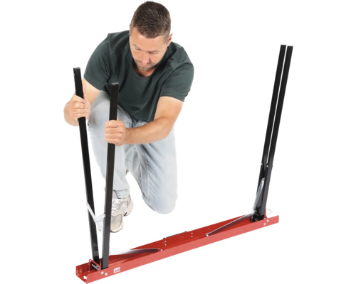 Muž montuje montážnu pomôcku pre autosklá.