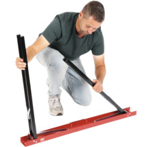 Osoba montuje rezačku panelov.