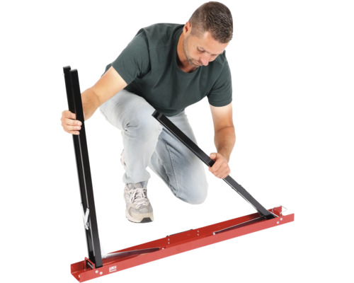 Osoba montuje rezačku panelov.