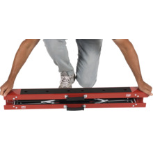 Osoba kľačí na zdviháku motocyklov Cargo Point