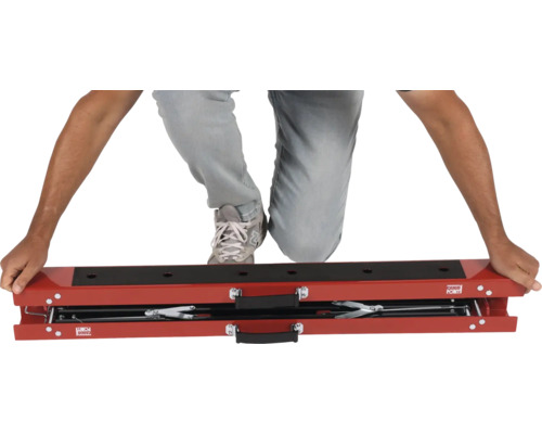 Osoba kľačí na zdviháku motocyklov Cargo Point