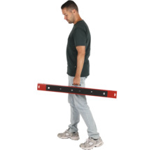 Muž nesie latu s držadlom