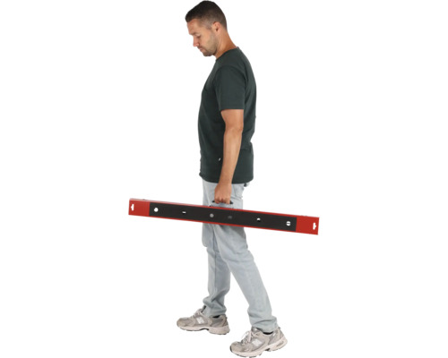 Muž nesie latu s držadlom