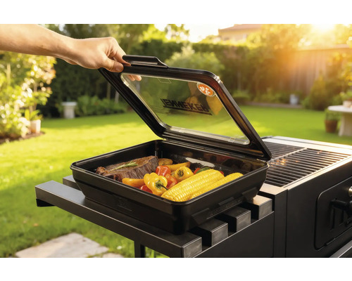 Grilovací box so steakom, paprikami a kukuričnými klasmi na grile v záhrade