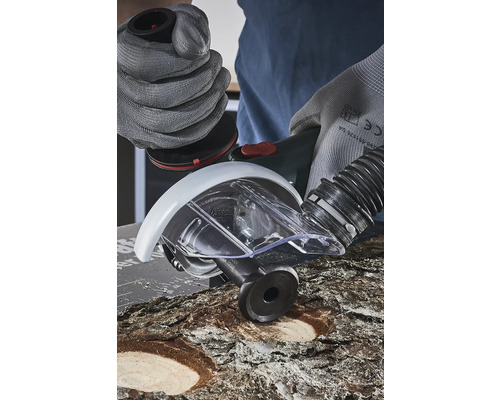 Fréza s odsávacím zariadením používaná na kuse dreva