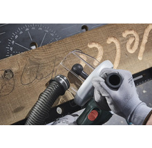 Obrábanie dreva pomocou frézovacieho nástroja na vytvorenie písma do drevenej dosky