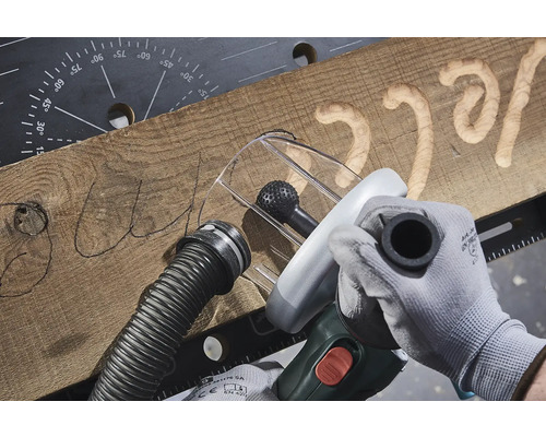 Obrábanie dreva pomocou frézovacieho nástroja na vytvorenie písma do drevenej dosky