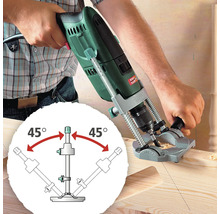 Vŕtačka vŕta do drevenej dosky pomocou vŕtacej šablóny pre presné uhly vŕtania.