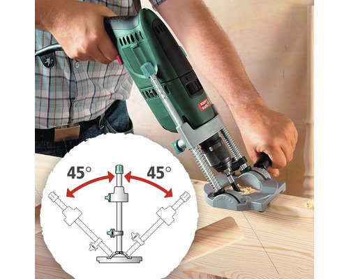 Vŕtačka vŕta do drevenej dosky pomocou vŕtacej šablóny pre presné uhly vŕtania.