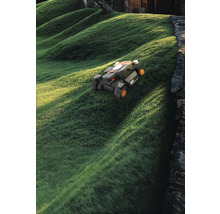 Robotická kosačka na trávnatom kopci