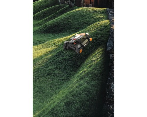 Robotická kosačka na trávnatom kopci