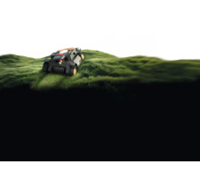 Robotická kosačka na trávniku