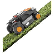 Robotická kosačka na trávniku