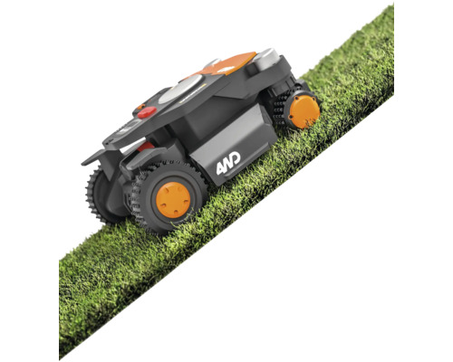 Robotická kosačka na trávniku