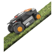 Robotická kosačka na trávniku