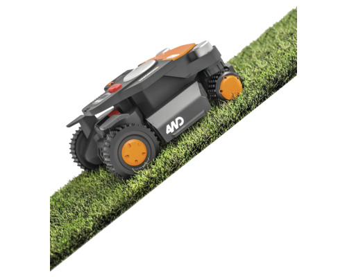 Robotická kosačka na trávniku