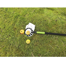 Zberač jabĺk s jablkami na trávniku