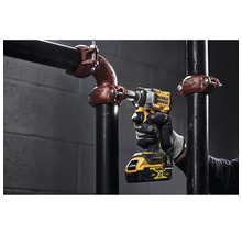 Akumulátorový rázový uťahovák DeWalt pri použití na potrubnej konštrukcii