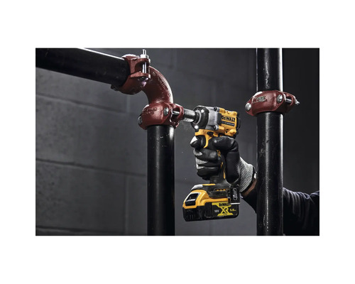 Akumulátorový rázový uťahovák DeWalt pri použití na potrubnej konštrukcii