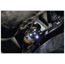 Pohľad pod auto s osvetleným rázovým uťahovákom značky DeWalt