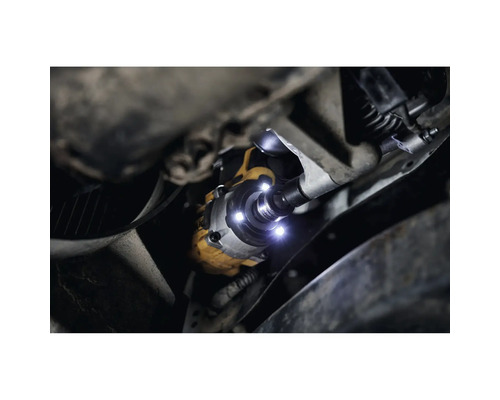 Pohľad pod auto s osvetleným rázovým uťahovákom značky DeWalt