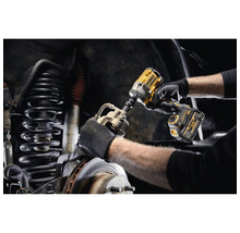 Akumulátorový rázový uťahovák sa používa na automobile.