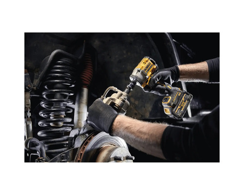 Akumulátorový rázový uťahovák sa používa na automobile.