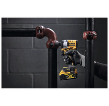 Akumulátorový rázový uťahovák DeWalt používaný na rúrkovej konštrukcii