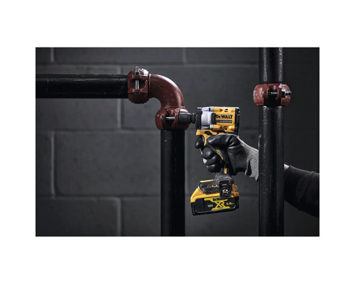 Akumulátorový rázový uťahovák DeWalt používaný na rúrkovej konštrukcii