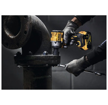 Akumulátorový rázový uťahovák používaný na rúrke s prírubovým skrutkovaním.