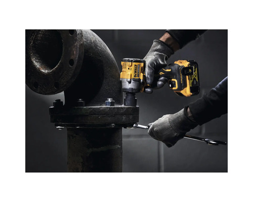 Akumulátorový rázový uťahovák používaný na rúrke s prírubovým skrutkovaním.