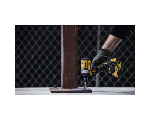 Akumulátorový rázový uťahovák DeWalt uťahuje skrutku na kovovom stĺpiku.